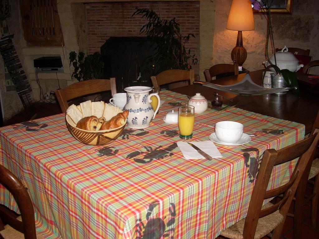 Sous Les Marronniers Bed & Breakfast Petit-Palais-et-Cornemps ภายนอก รูปภาพ